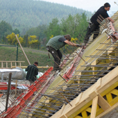 Schalungsarbeiten an der Autobahnkirche Siegerland erfordern Kletterkünste der Betonbauer.
