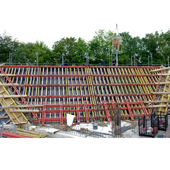 Die große Schrägwand mit 46,82° Neigung wird gerade mit Beton gefüllt (Stand 12. Mai 2011).