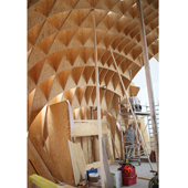 Baufortschritte - Februar 2013 - Der Innenausbau der Kirche hat mit der Installation der Holz-Innenkuppel begonnen.